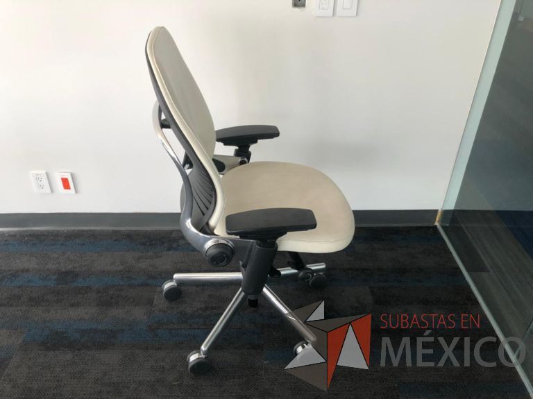 Lote 173 - Silla ejecutiva con ruedas, descansabrazos, asiento y respaldo en piel color beige - Imagen 2