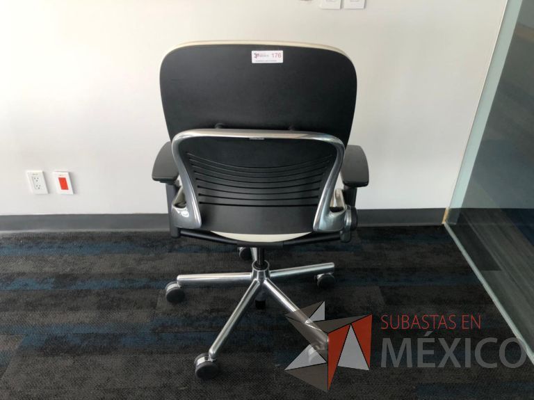Lote 173 - Silla ejecutiva con ruedas, descansabrazos, asiento y respaldo en piel color beige - Imagen 3