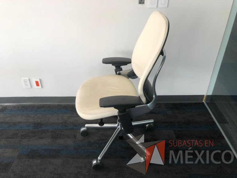 Lote 173 - Silla ejecutiva con ruedas, descansabrazos, asiento y respaldo en piel color beige - Imagen 4