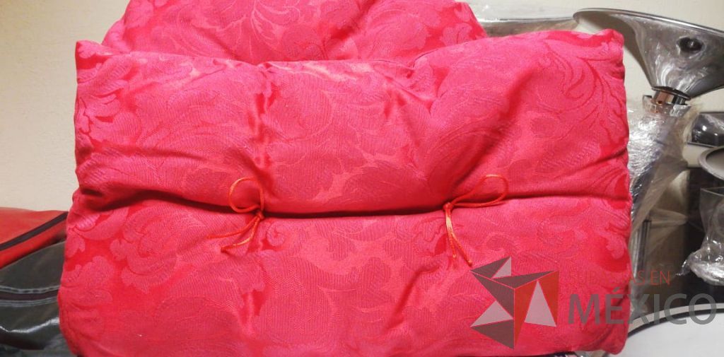 Lote 030 - 5 Cojines rojos rectangulares chicos y grandes brillos - Imagen 2