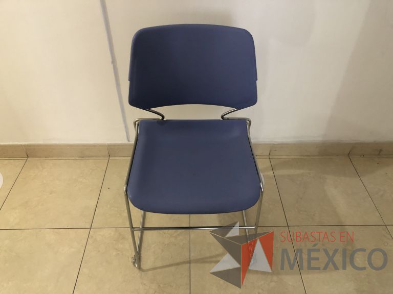 Lote 088 - 4 Sillas fijas, asiento y respaldo en plástico color morado