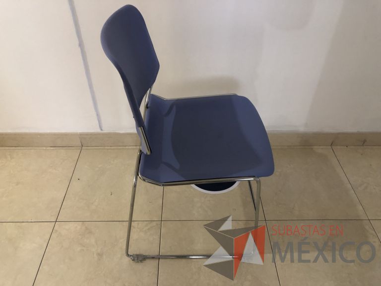 Lote 088 - 4 Sillas fijas, asiento y respaldo en plástico color morado - Imagen 4