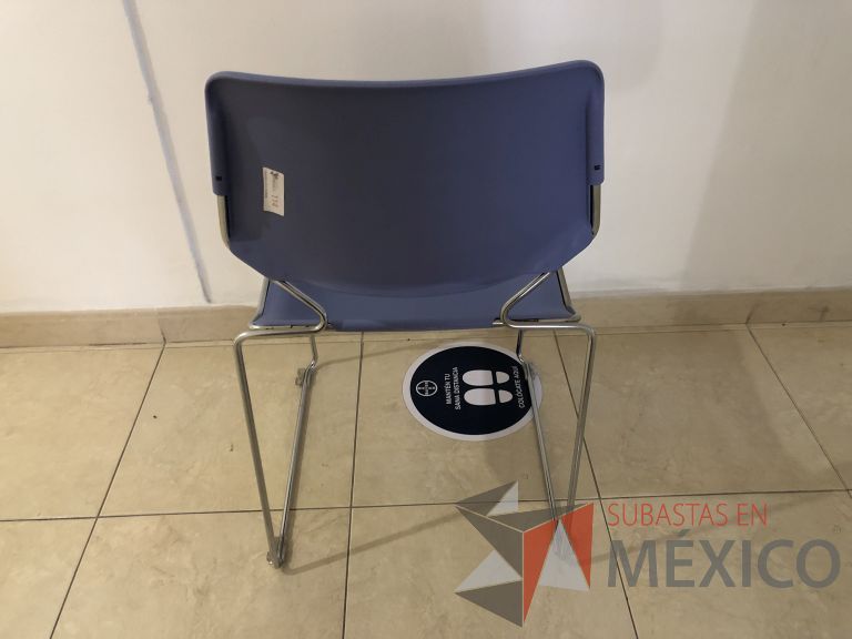 Lote 088 - 4 Sillas fijas, asiento y respaldo en plástico color morado - Imagen 3