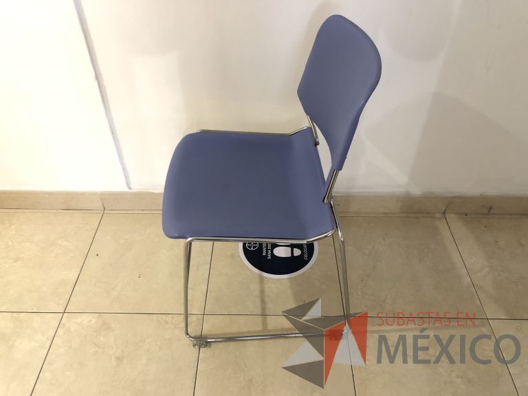 Lote 088 - 4 Sillas fijas, asiento y respaldo en plástico color morado - Imagen 2