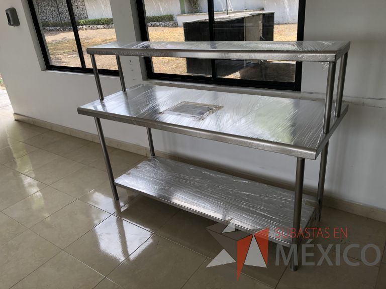 Lote 041 - Mesa de trabajo con 1 repisa y 1 entrepaño - Imagen 2
