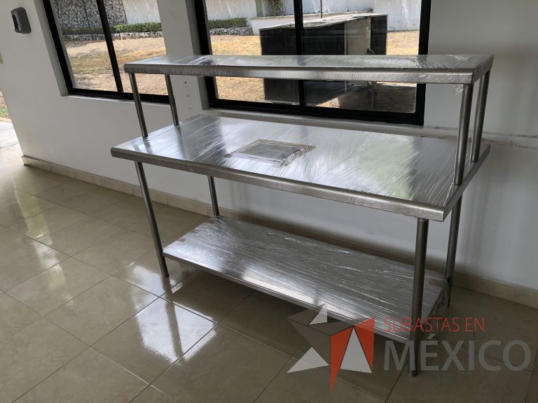 Lote 041 - Mesa de trabajo con 1 repisa y 1 entrepaño - Imagen 3