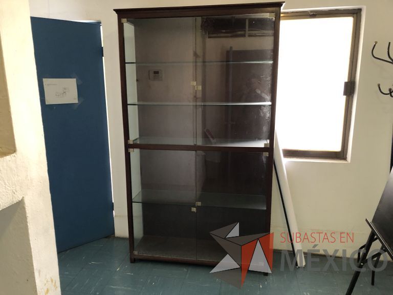 Lote 046 - Vitrina