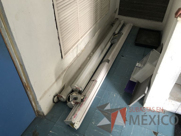 Lote 047 - 4 Pantallas para proyector de diferentes marcas y modelos