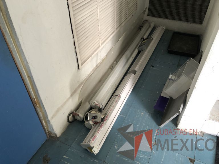 Lote 047 - 4 Pantallas para proyector de diferentes marcas y modelos - Imagen 2