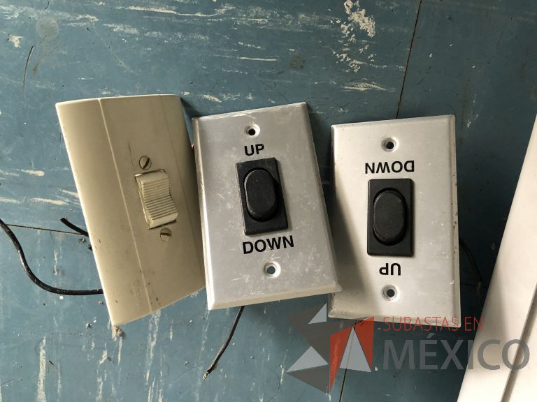 Lote 047 - 4 Pantallas para proyector de diferentes marcas y modelos - Imagen 3