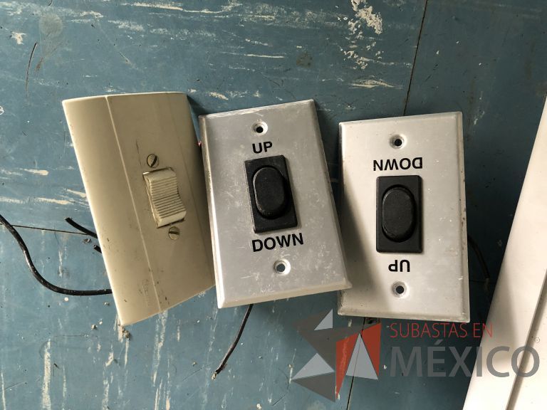 Lote 047 - 4 Pantallas para proyector de diferentes marcas y modelos - Imagen 4
