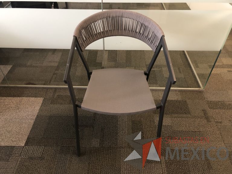 Lote 113 - 4 Sillas fijas, asiento y respaldo en tela color café - Imagen 2
