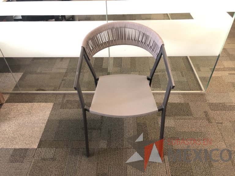 Lote 113 - 4 Sillas fijas, asiento y respaldo en tela color café