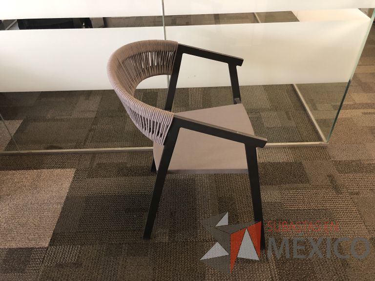 Lote 113 - 4 Sillas fijas, asiento y respaldo en tela color café - Imagen 4