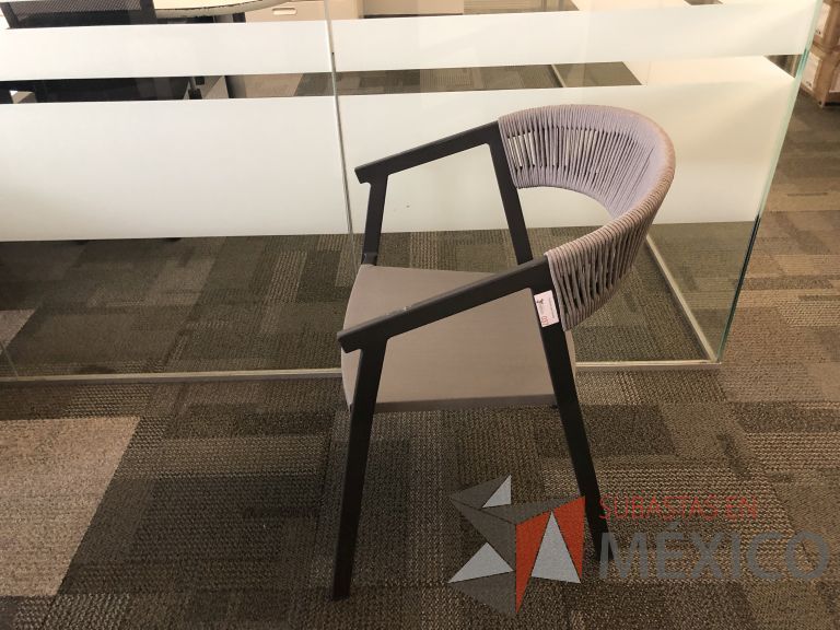Lote 113 - 4 Sillas fijas, asiento y respaldo en tela color café - Imagen 6
