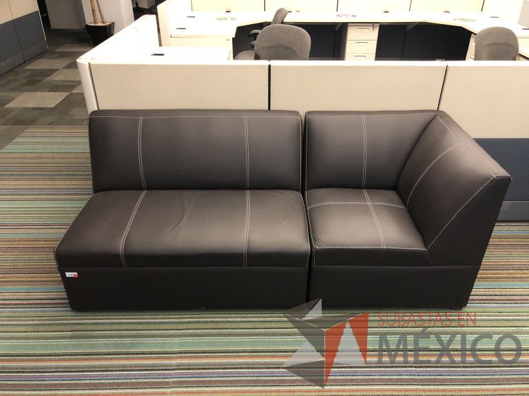 Lote 048 - Sillón en escuadra de 3 plazas tipo piel color café, en 2 partes - Imagen 2