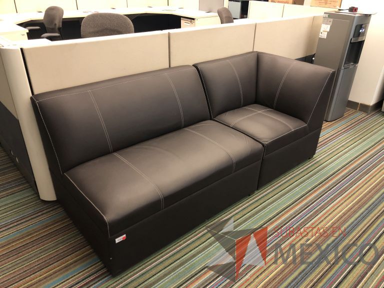 Lote 048 - Sillón en escuadra de 3 plazas tipo piel color café, en 2 partes - Imagen 3