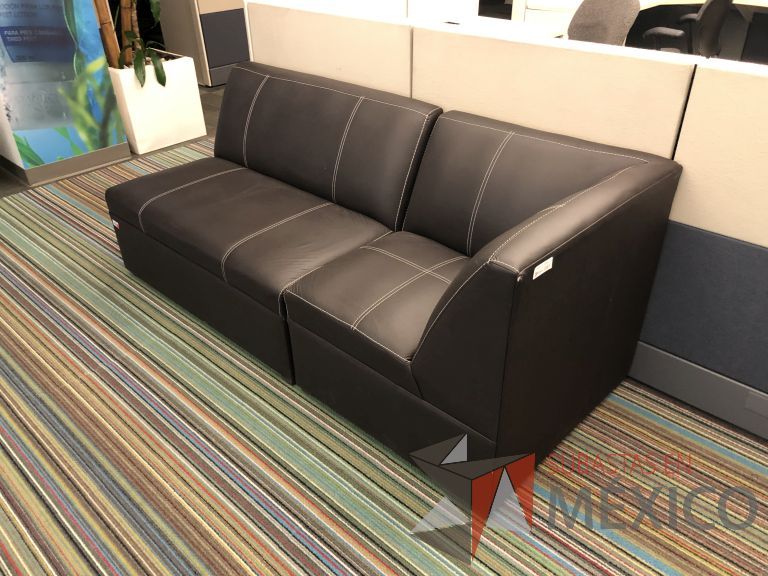 Lote 048 - Sillón en escuadra de 3 plazas tipo piel color café, en 2 partes - Imagen 4