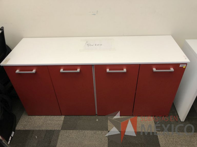 Lote 056 - Credenza con 4 puertas