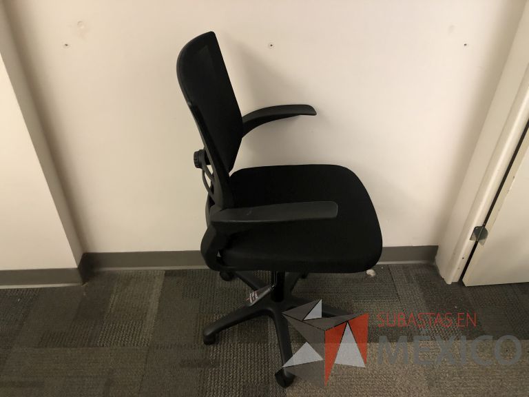 Lote 101 - 2 Sillas operativas, respaldo en malla y asiento en tela - Imagen 3