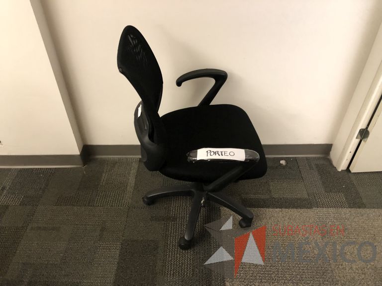 Lote 078 - Silla operativa, respaldo en malla y asiento en tela - Imagen 2