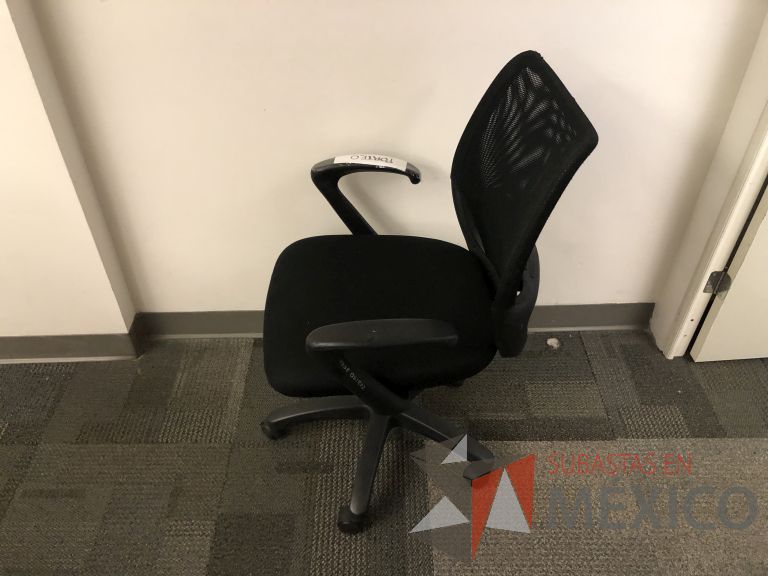 Lote 078 - Silla operativa, respaldo en malla y asiento en tela - Imagen 4