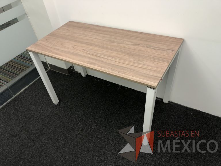Lote 095 - Mesa de trabajo, estructura metálica y cubierta color café
