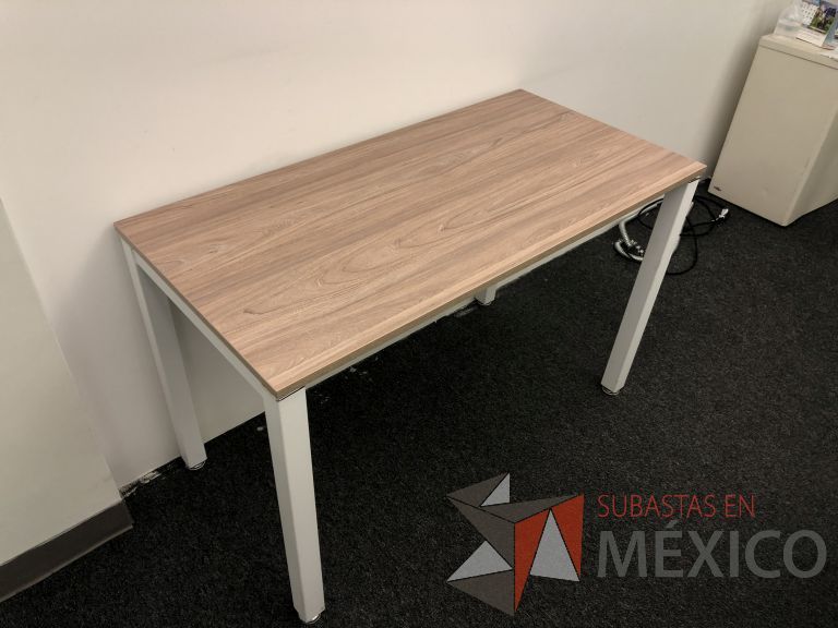 Lote 095 - Mesa de trabajo, estructura metálica y cubierta color café - Imagen 2