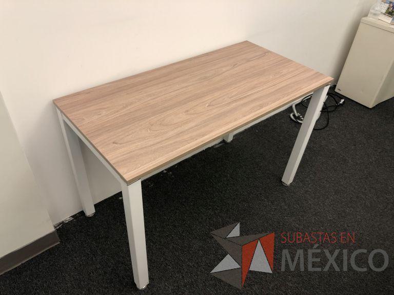 Lote 095 - Mesa de trabajo, estructura metálica y cubierta color café - Imagen 3
