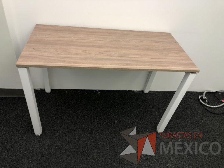 Lote 095 - Mesa de trabajo, estructura metálica y cubierta color café - Imagen 4