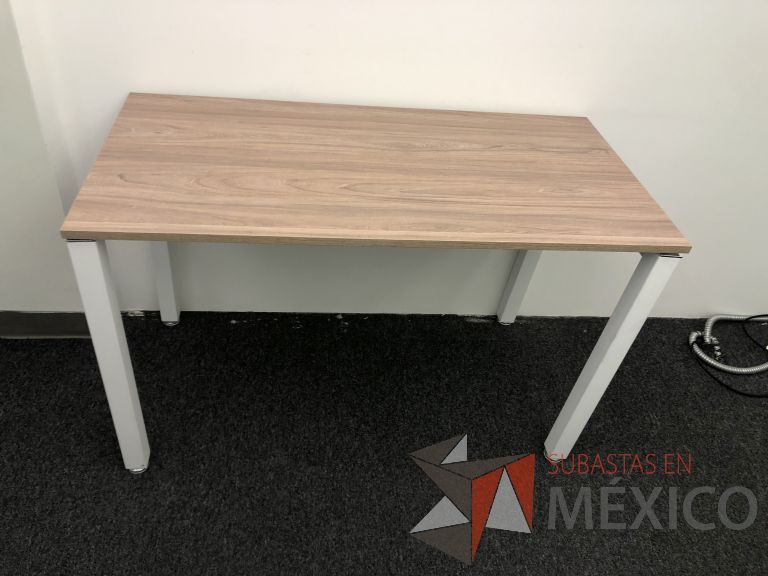 Lote 095 - Mesa de trabajo, estructura metálica y cubierta color café - Imagen 5