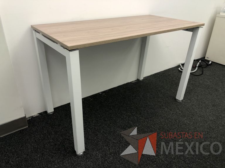 Lote 095 - Mesa de trabajo, estructura metálica y cubierta color café - Imagen 6