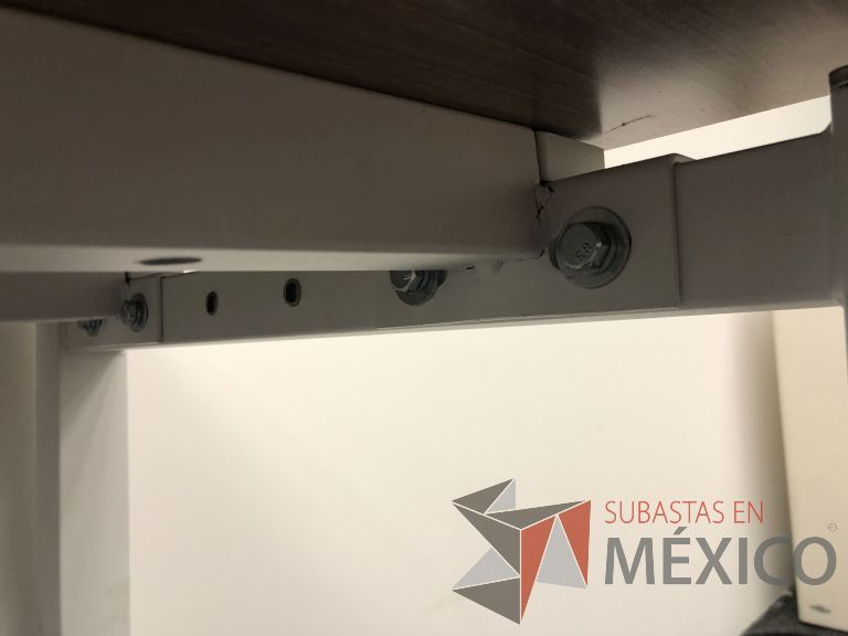 Lote 095 - Mesa de trabajo, estructura metálica y cubierta color café - Imagen 7