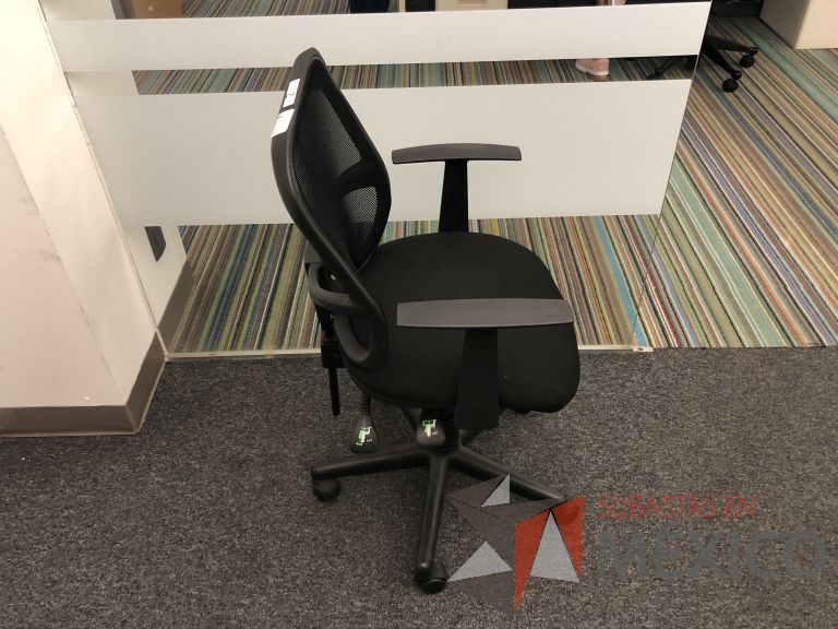 Lote 067 - 2 Sillas operativas, respaldo en malla y asiento en tela - Imagen 2