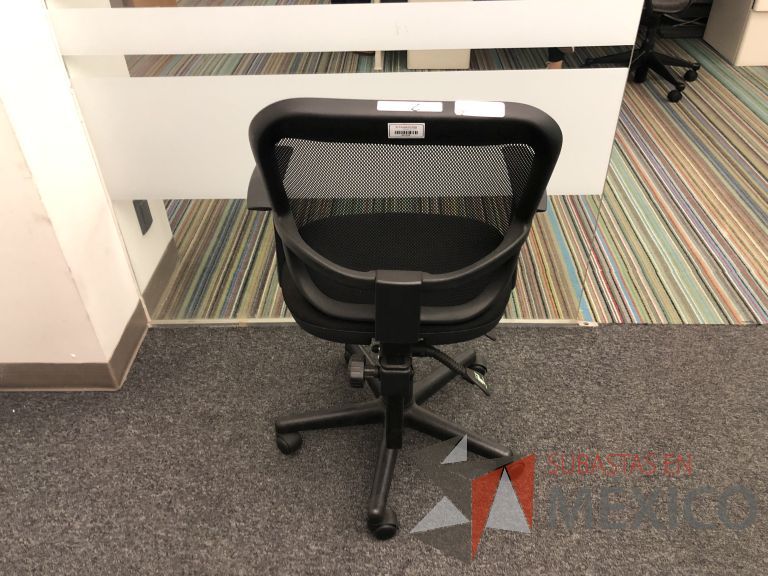 Lote 067 - 2 Sillas operativas, respaldo en malla y asiento en tela - Imagen 3