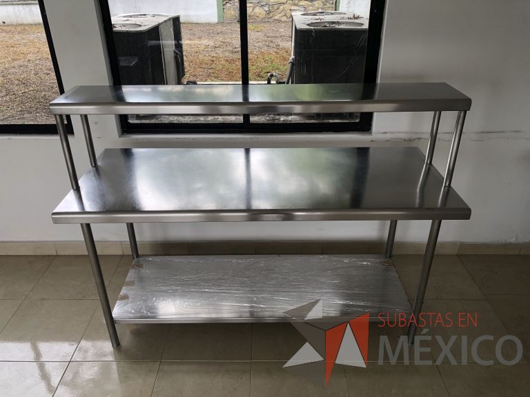 Lote 041 - Mesa de trabajo con 1 repisa y 1 entrepaño - Imagen 6