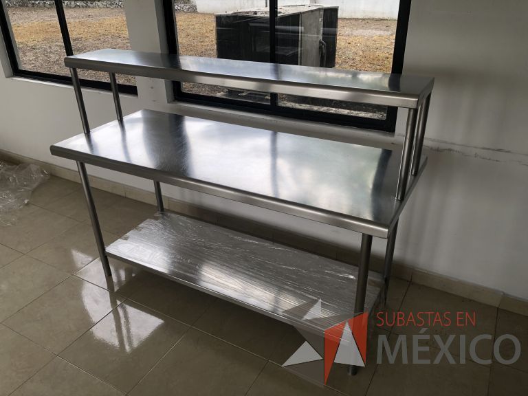 Lote 041 - Mesa de trabajo con 1 repisa y 1 entrepaño - Imagen 7
