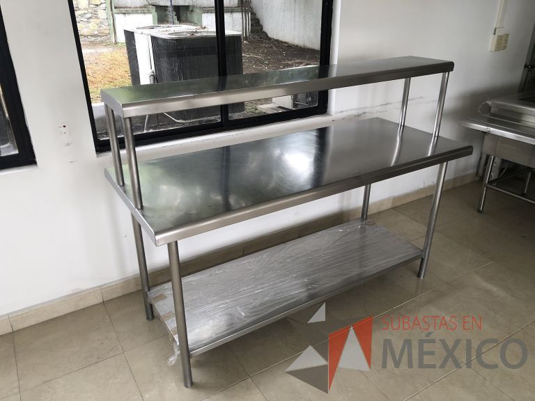 Lote 041 - Mesa de trabajo con 1 repisa y 1 entrepaño