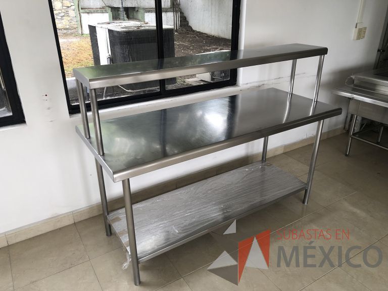 Lote 041 - Mesa de trabajo con 1 repisa y 1 entrepaño - Imagen 9