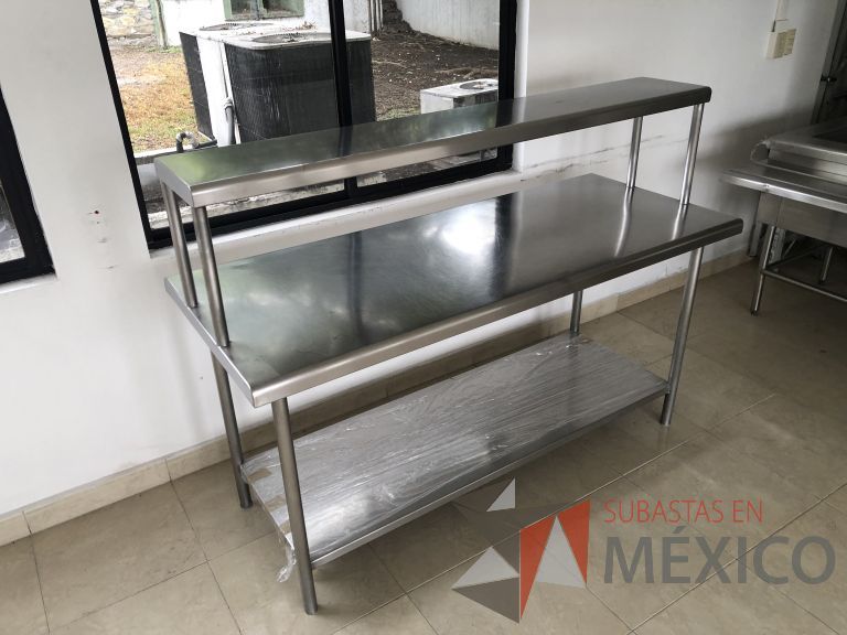 Lote 041 - Mesa de trabajo con 1 repisa y 1 entrepaño - Imagen 10