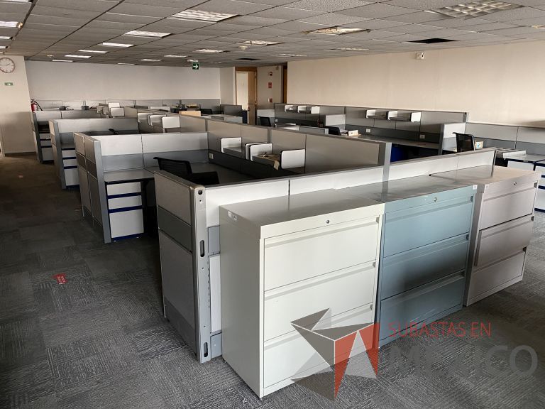 Lote 025 - Estación de trabajo para 10 personas con 16 archiveros de pedestal de 3 cajones