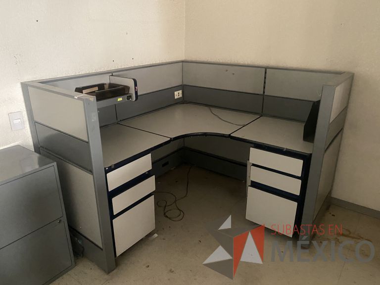 Lote 071 - Estación de trabajo para 1 persona con 3 archiveros de pedestal