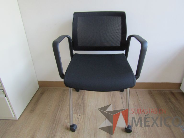 Lote 016 - 2 Sillas de visita con 4 patas, asiento y respaldo en tela color negro - Imagen 2
