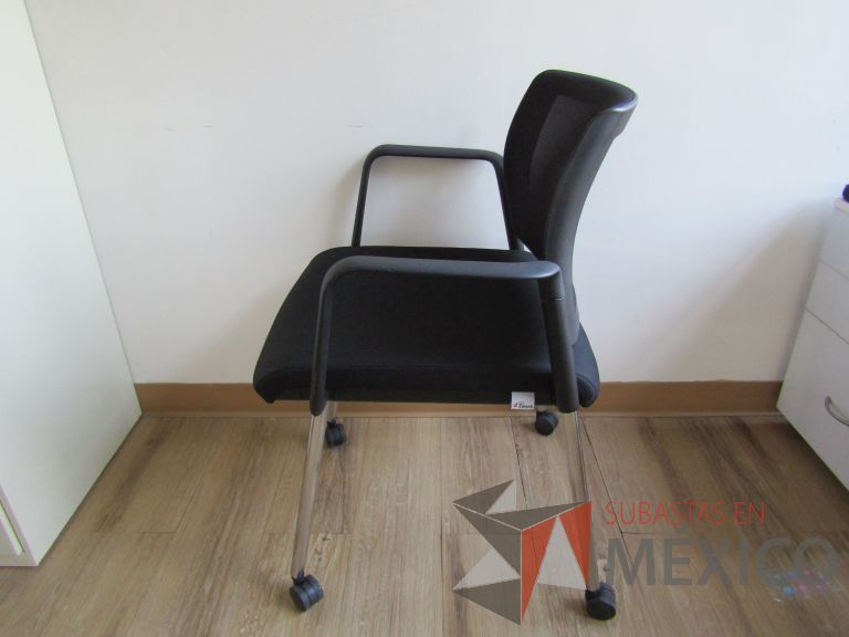 Lote 016 - 2 Sillas de visita con 4 patas, asiento y respaldo en tela color negro - Imagen 4