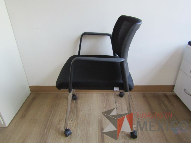 Lote 016 - 2 Sillas de visita con 4 patas, asiento y respaldo en tela color negro - Imagen 5