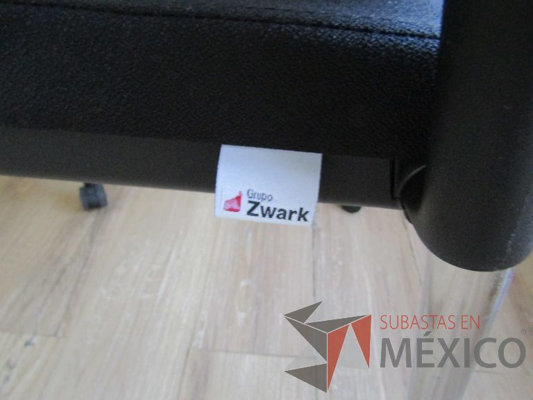 Lote 016 - 2 Sillas de visita con 4 patas, asiento y respaldo en tela color negro - Imagen 6