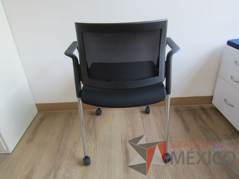 Lote 016 - 2 Sillas de visita con 4 patas, asiento y respaldo en tela color negro - Imagen 8