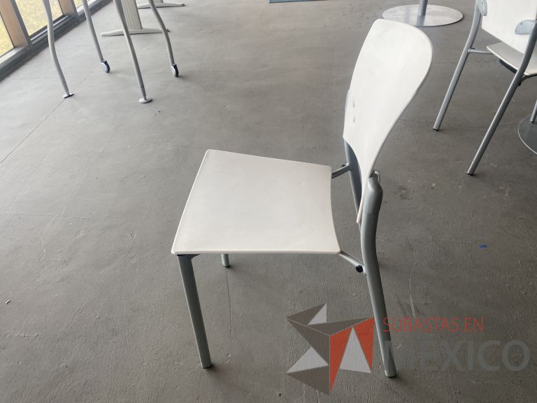 Lote 077 - Mesa de trabajo y 4 sillas fijas - Imagen 3