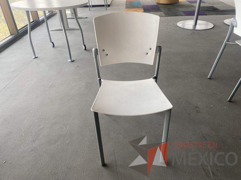Lote 077 - Mesa de trabajo y 4 sillas fijas - Imagen 5