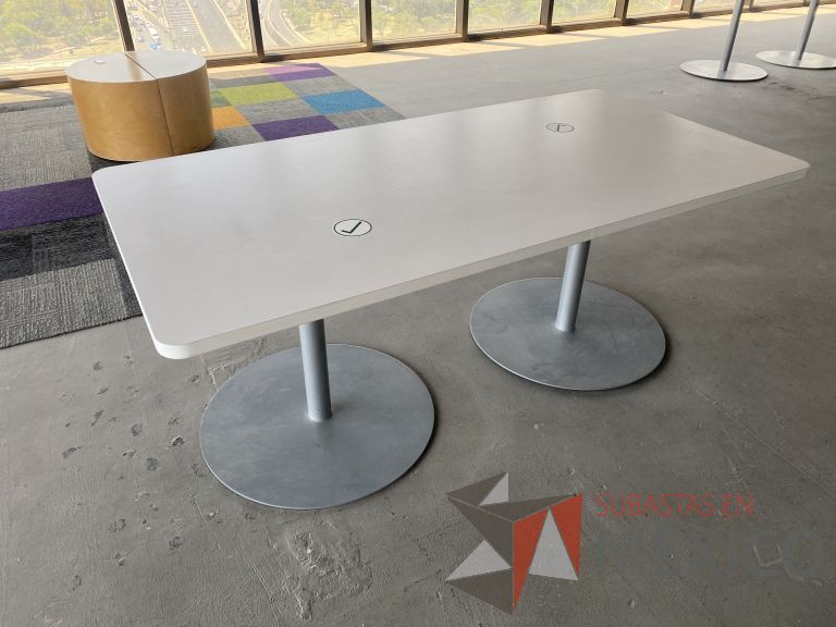 Lote 077 - Mesa de trabajo y 4 sillas fijas - Imagen 7
